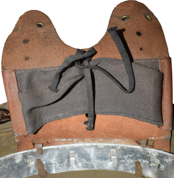 Dos patte de coiffe montée sur cerclage en aluminium.