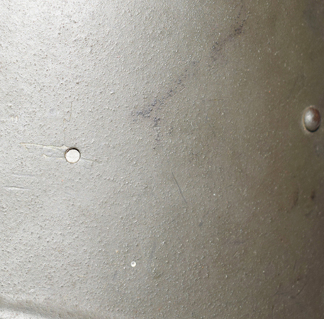 Orifice latéral de fixation de la jugulaire hollandaise inutilisé.