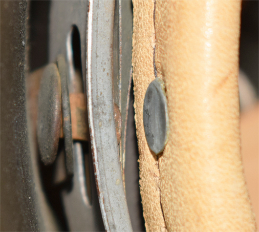 Fixation latérale arrière de la coiffe.