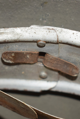 Maintien par rivet, sans contre-rivet.