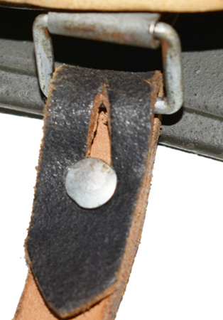 Détail fixation de la jugulaire.