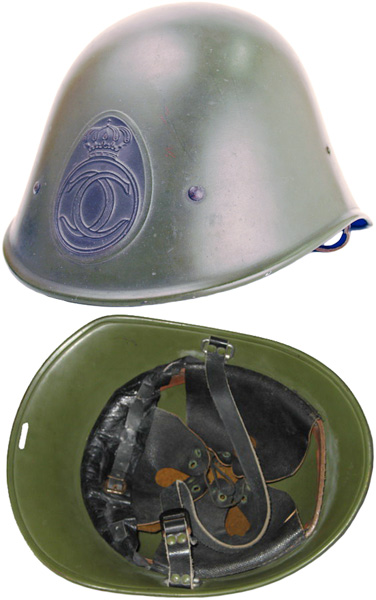 Casque mod&egrave;le 34 de fabrication hollandaise.