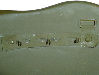 Agrafes lat&eacute;rales de fixation.