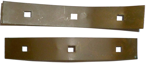 Plaques de maintien avec trois trous de forme carr&eacute; (une plaque par patte de coiffe).