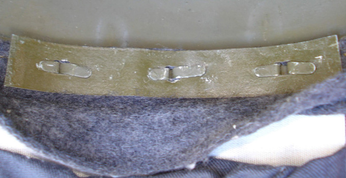 Patte de coiffe fix&eacute;e et ourlet en feutre.