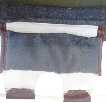 Revers patte de coiffe et compartiment de rembourrage.