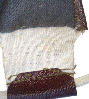 Couture passant du lacet de coiffe.