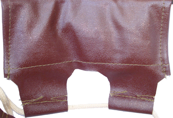 Patte de coiffe en toile cir&eacute;e - face.