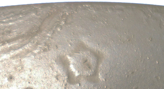 Etoile estamp&eacute;e sous la visi&egrave;re avant.