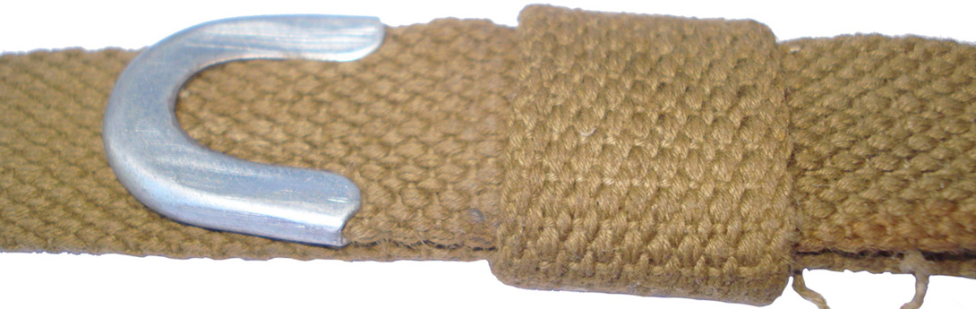 Jugulaire en toile forte, avec boucle de maintien de l'excédent de jugulaire. Jugulaire en toile forte, avec boucle de maintien de l'excédent de jugulaire.