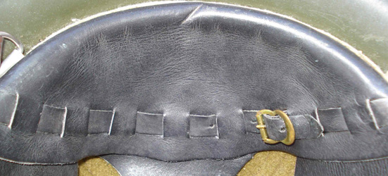 Nuqui&egrave;re et bande de cuir de r&eacute;glage.