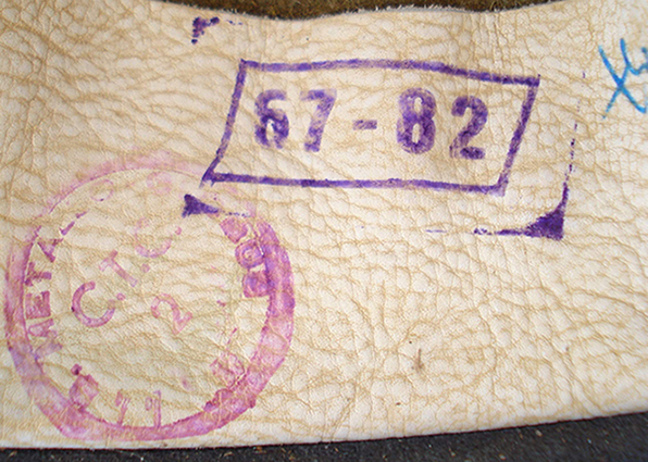 Date de fabrication et tampon de réception. Date de fabrication et tampon de réception.
