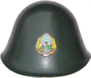 Mod&egrave;le avec insigne.