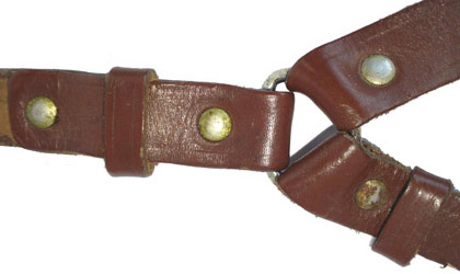 D&eacute;tails fabrication partie longue et boucles de maintien d'exc&eacute;dent de jugulaire.