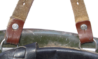 D&eacute;tail fixation demi-jugulaire.