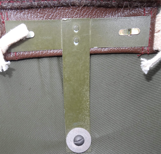 Support en T d'une patte de coiffe. Support en T d'une patte de coiffe.