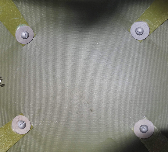 Quatre points sommitaux de fixation. Quatre points sommitaux de fixation.