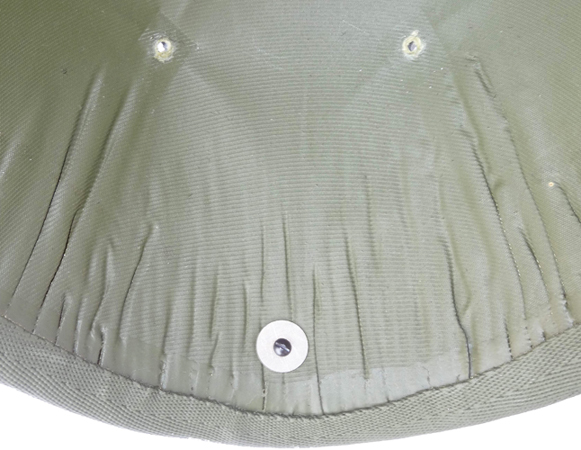 Doublure intérieure en matière composite (notez la vis de maintien appliquée à l'avant en plus des vis retenant l'aménagement intérieur). Doublure intérieure en matière composite (notez la vis de maintien appliquée à l'avant en plus des vis retenant l'aménagement intérieur).
