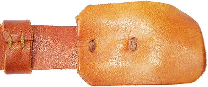 Patelette en cuir de protection et anneau de maintien de l'exécent de jugulaire. Patelette en cuir de protection et anneau de maintien de l'exécent de jugulaire.