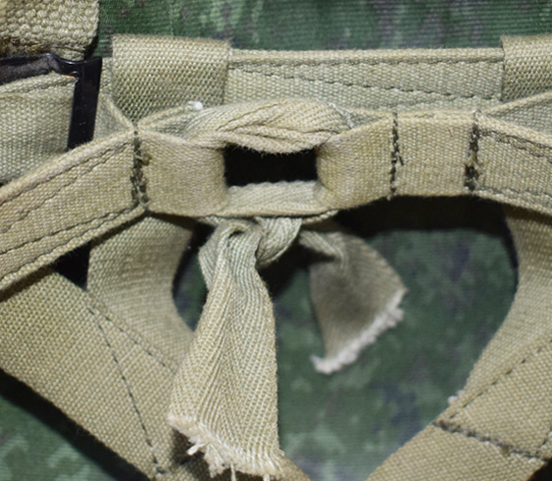 Lacet de réglage du bandeau de tête symétriquement opposé. Lacet de réglage du bandeau de tête symétriquement opposé.