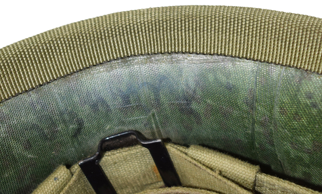 Bordure en toile de nylon collée. Bordure en toile de nylon collée.