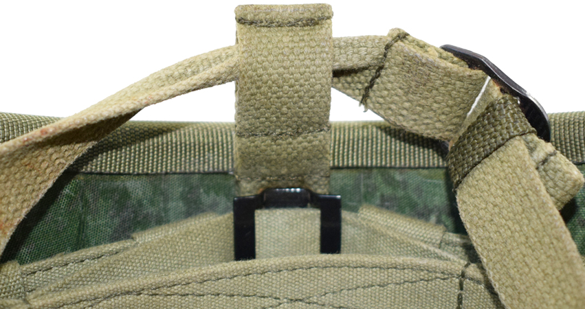 Passant arrière et boucle de jonction des deux parties de la jugulaire. Passant arrière et boucle de jonction des deux parties de la jugulaire.