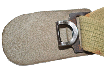 Crochet de fermeture, doublé d'une patte en cuir. Crochet de fermeture, doublé d'une patte en cuir.