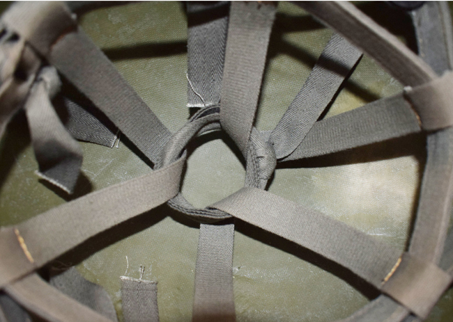 Suspension de coiffe réglable par un ruban en toile. Suspension de coiffe réglable par un ruban en toile.