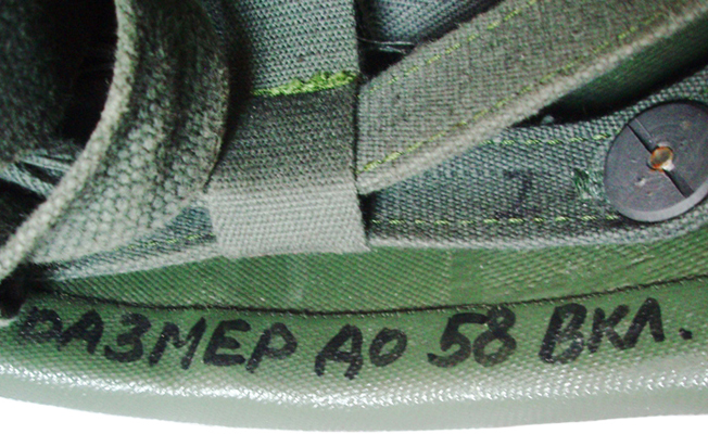 Marquage initialement appliqué au feutre sur la bordure (notez l'indication de la taille sur la suspension en toile). Marquage initialement appliqué au feutre sur la bordure (notez l'indication de la taille sur la suspension en toile).