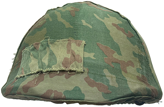 Couvre-casque confectionné à partir de toile d'uniforme. Couvre-casque confectionné à partir de toile d'uniforme.