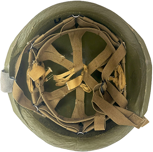 Coiffe modèle fabriqué jusqu'en 1998, vue d'ensemble. Coiffe modèle fabriqué jusqu'en 1998, vue d'ensemble.