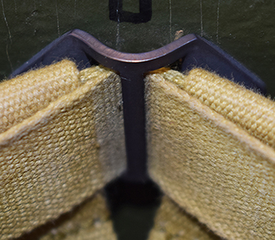 Pièce métallique de maintien retenue par deux vis. Pièce métallique de maintien retenue par deux vis.