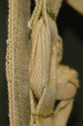 Lacet de réglage du bandeau opposé. Lacet de réglage du bandeau opposé.