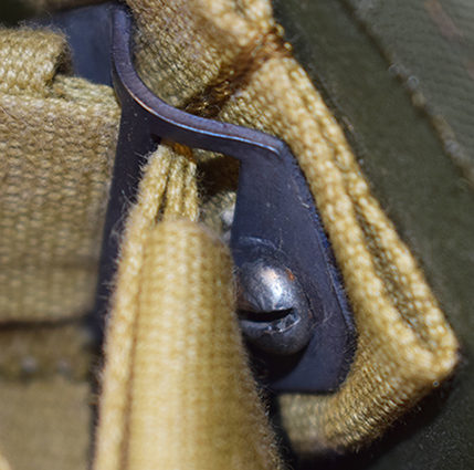 Maintien assuré par les vis retenant les pièces métalliques supportant la coiffe. Maintien assuré par les vis retenant les pièces métalliques supportant la coiffe.