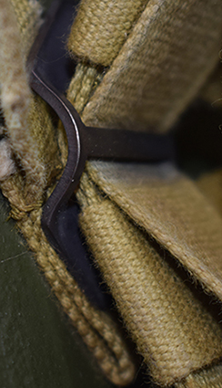 Maintien assuré par les vis retenant les pièces métalliques supportant la coiffe. Maintien assuré par les vis retenant les pièces métalliques supportant la coiffe.