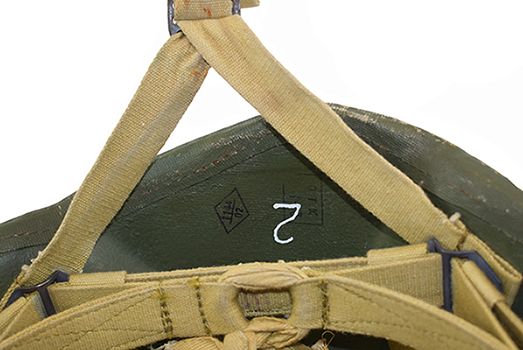 Bande de toile pliée en V assurant la typologie en quatre points. Bande de toile pliée en V assurant la typologie en quatre points.