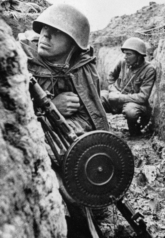 Soldats russes sur le front de Leningrad et équipés de casques Ssh 39.