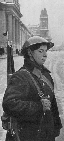 Membre des forces de défense de Leningrad, armée d'un fusil US 17 ou anglais P14.