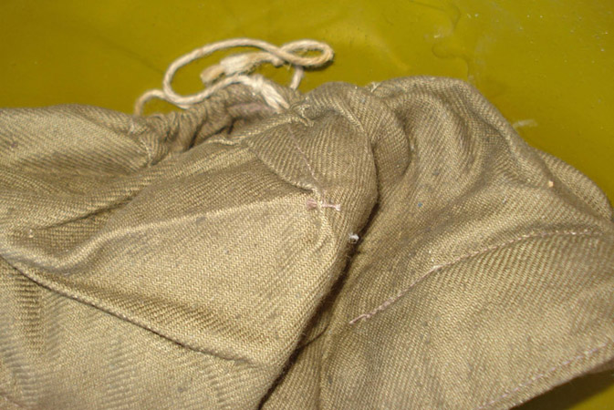 Jupe en toile, réglable à l'aide d'un lacet.