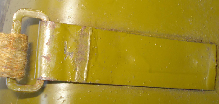 Passant de jugulaire soudé par deux points de soudure électrique.