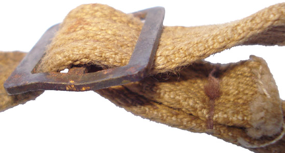 Détail passage jugulaire dans la boucle coulissante.