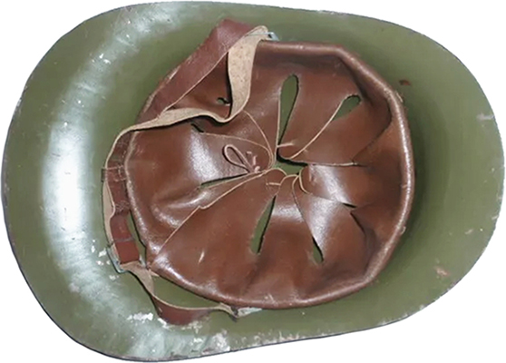 Exemplaire avec aménagement intérieur brun.