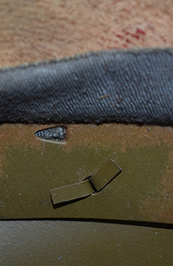 Agrafe double rivetée dans la bombe.