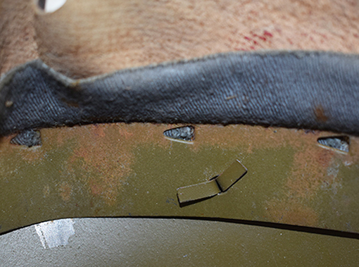 Ergots de maintien de la coiffe.