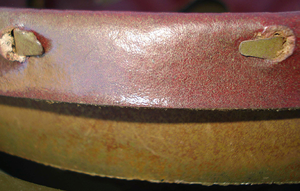 Ergots de maintien de la coiffe.