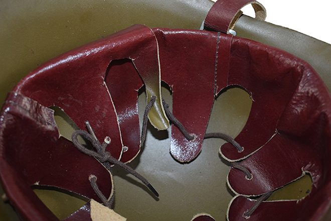 Coiffe en cuir constituée de plusieurs parties.