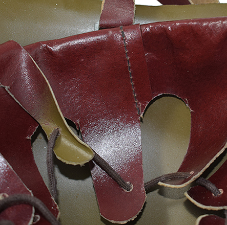 Coiffe en cuir constituée de plusieurs parties.