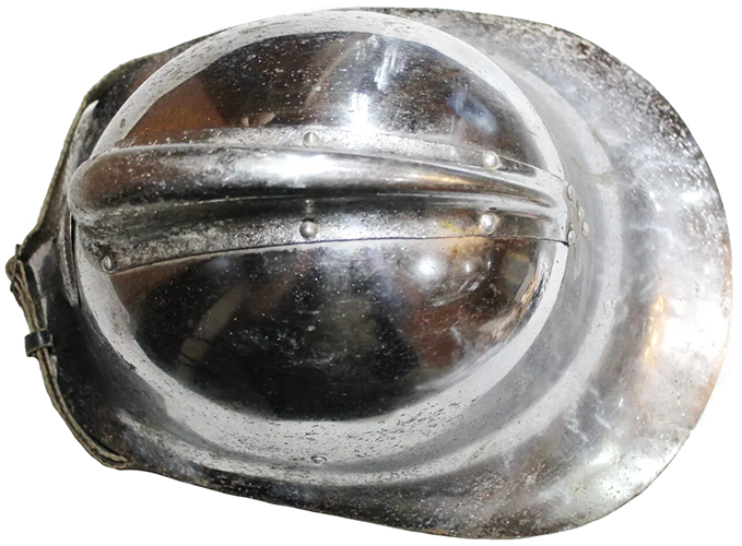 Vue de dessus (notez le cimier riveté).