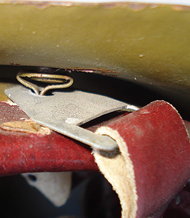 Passant retenu aux points latéraux.