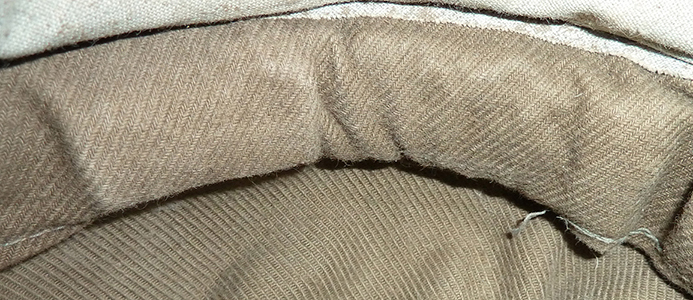 Rembourrage périphérique en mousse de caoutchouc.